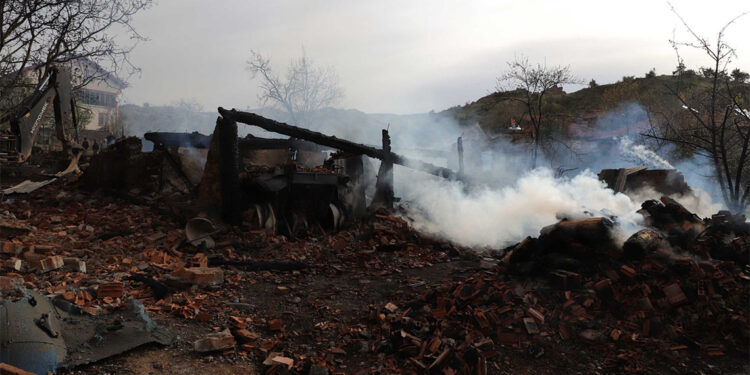 Alevlenen köz, 4 ev, 2 ahır ve traktörü yaktı