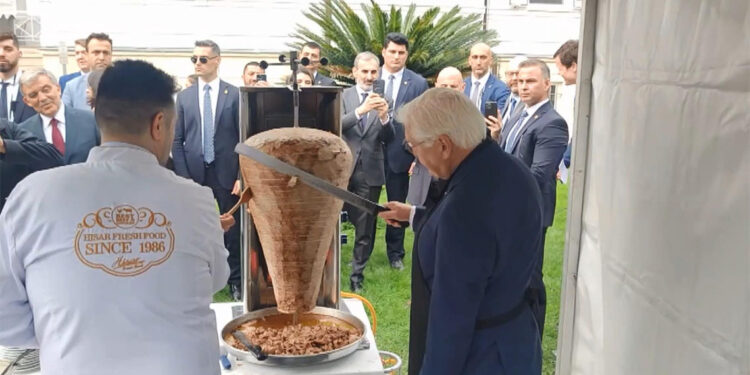 Almanya Cumhurbaşkanı Steinmeier döner kesti