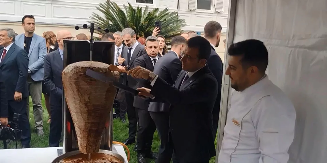 Almanya cumhurbaşkanı frank-walter steinmeier döner keserek davetlilere ikram etti. Steinmeir'in ardından i̇bb başkanı ekrem i̇mamoğlu da döner kesti.