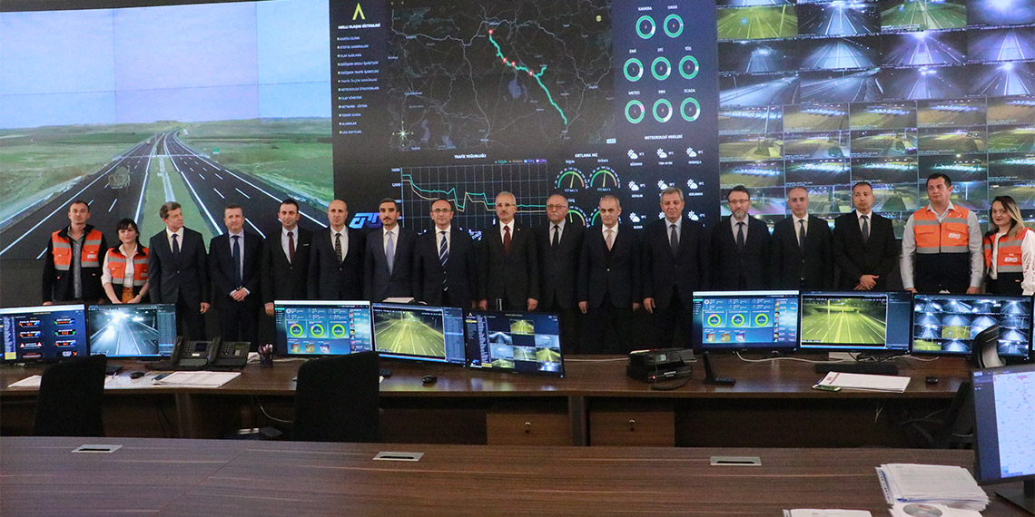 Ulaştırma ve Altyapı Bakanı Abdulkadir Uraloğlu, "Bu bayramda da Karayolları Genel Müdürlüğü'nün işletmesindeki köprü ve otoyollar bayram tatili sonuna kadar 9 gün boyunca ücretsiz olacak" dedi.