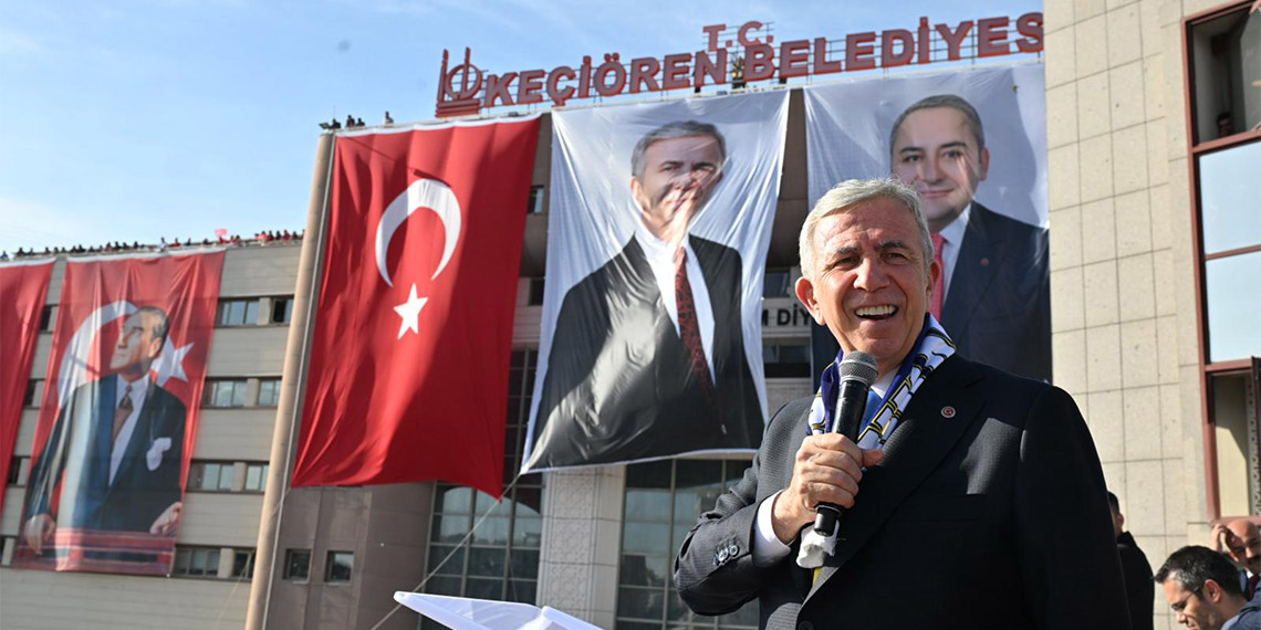 Ankara'nın Keçiören Belediye Başkanı seçilen CHP'li Mesut Özarslan mazbatasını alarak görevine başladı. Ankara Büyükşehir Belediye Başkanı Mansur Yavaş ve Mesut Özarslan'ın talimatıyla Keçiören Belediyesi binasına 'T.C'. tabelası asıldı.