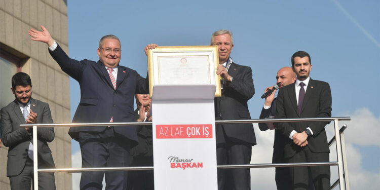 Altınok dönemi bitti; Mesut Özarslan mazbatasını aldı