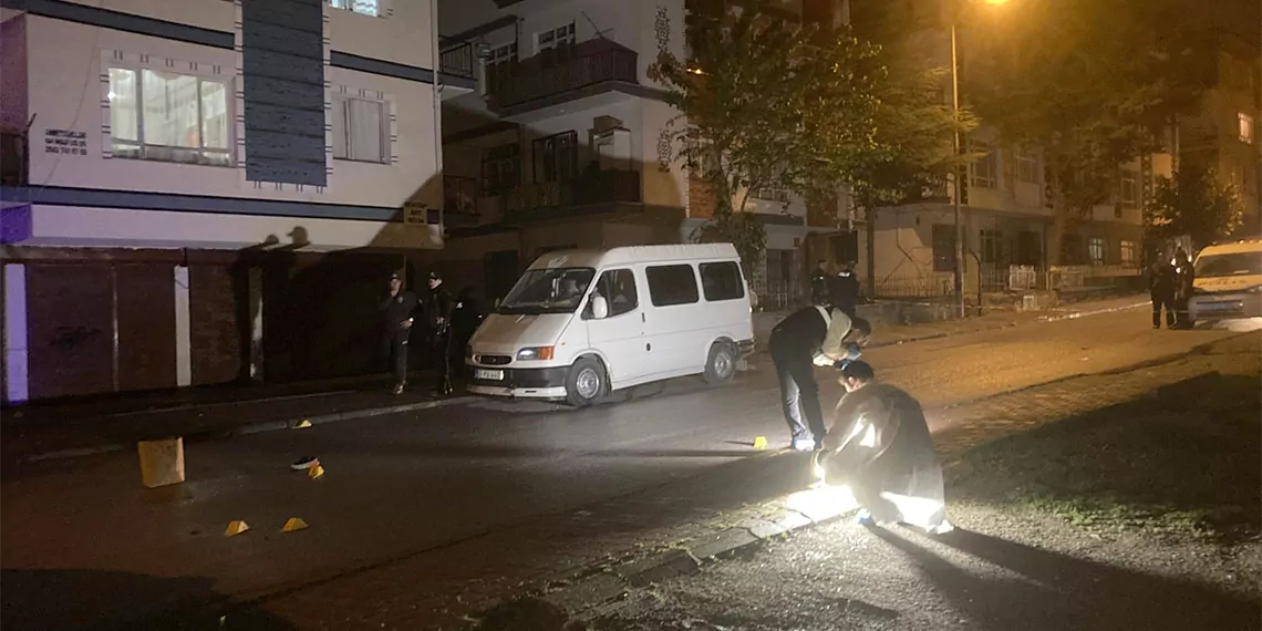 Ankara'da iki aile arasında çıkan tartışmanın silahlı kavgaya dönüşmesi sonucu 1 kişi öldü, 2 kişi yaralandı.