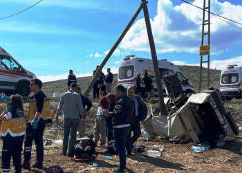 Ankara'da otomobil şarampole yuvarlandı