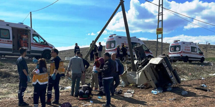 Ankara'da otomobil şarampole yuvarlandı