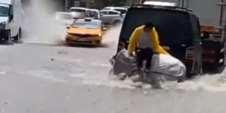 Ankara'da sağanak ve dolu yağışı; ulaşımda aksamalar yaşandı