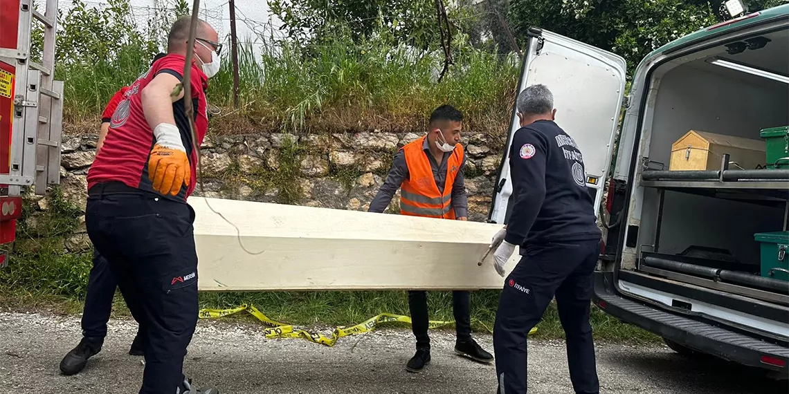 Mersin'in erdemli ilçesine bağlı 25 kilometre uzaklıktaki i̇lemin mahallesi’nde anne ile oğlu evde baba otomobilinde yanmış olarak ölü bulundu.