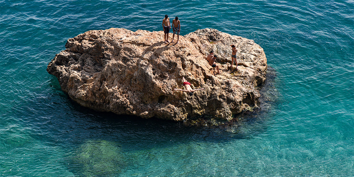 Antalya'da kıyıya yakın sularda yoğun görülen denizanaları denize girenlere zor anlar yaşattı. Kulaç atarken önündeki denizanasını fark edenlerden biri kısa süreli panik yaşadı. Tedirgin olanların bazıları da yüzerek denizanasının bulunduğu bölgeden uzaklaşıp, kıyıda güneşlendi.