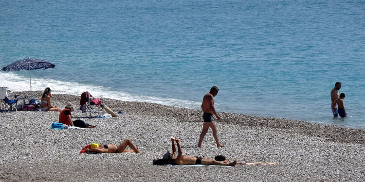 Antalya'da fırtınanın ardından sahiller doldu