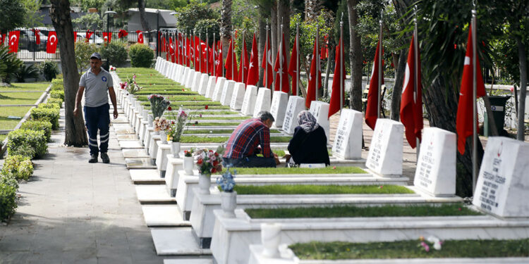 Bayram arifesinde mezarlıklara buruk ziyaret