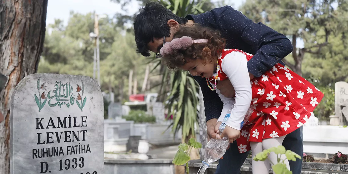 Antalya'da bayram arifesinde mezarlıklara buruk ziyaret. Çiçek dikip, mezar temizliği yaptılar. Ziyaret sırasında, duygu dolu anlar yaşandı.