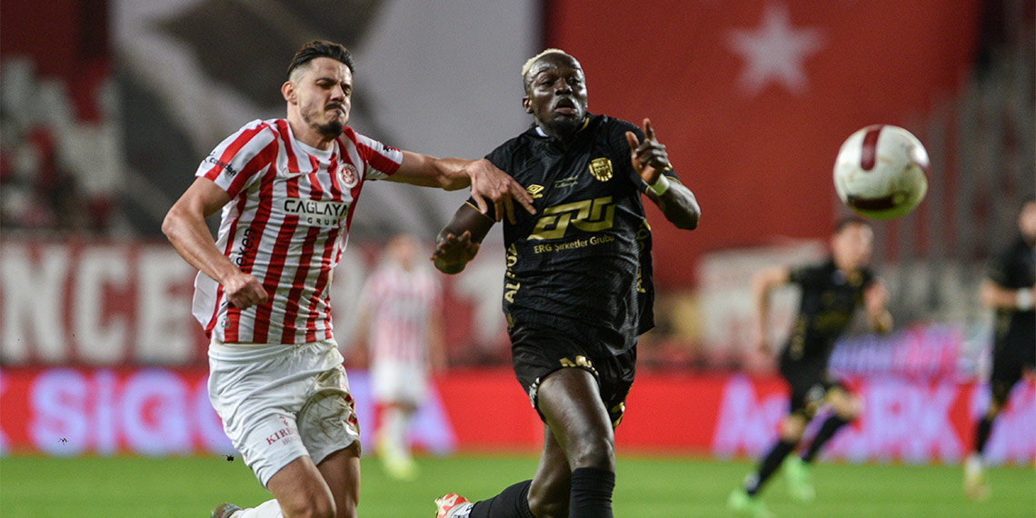 Süper Lig'in 31'inci haftasında Antalyaspor, sahasında MKE Ankaragücü ile 1-1 berabere kaldı. Antalyaspor-MKE Ankaragücü maçının ardından Antalyaspor Teknik Direktörü Sergen Yalçın, oyun olarak çok tatmin edici bir oyun oynadıklarını söylemenin zor olduğunu belirtirken, MKE Ankaragücü Teknik Direktörü Emre Belözoğlu ise, galibiyeti kaçıran taraf olduklarını söyledi.