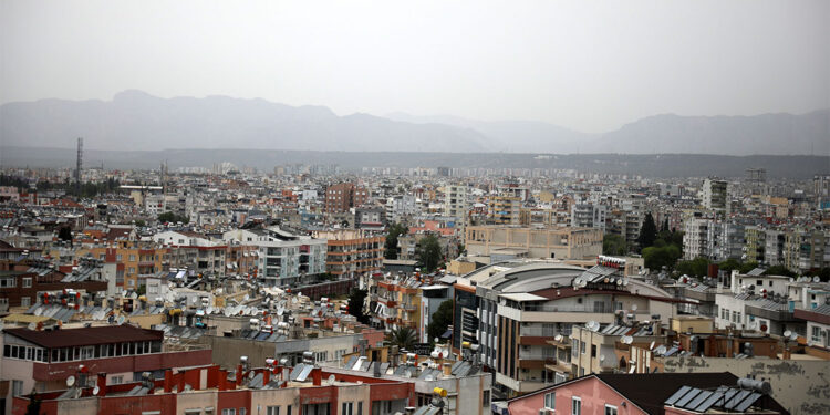 Antalya'yı toz tabakası kapladı