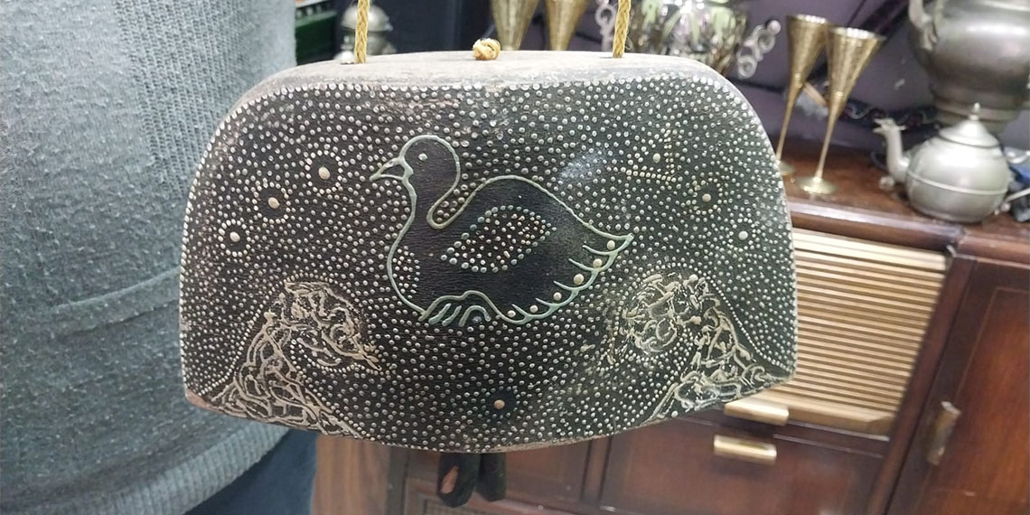 Ankara'da antika dükkanında gerçekleştirilen mezatta 100'e yakın eski ürün açık artırma ile satılırken, Moğollardan kaldığı iddia edilen geyik çanı dikkat çekti.