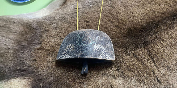 Antika dükkanındaki geyik çanı dikkat çekiyor