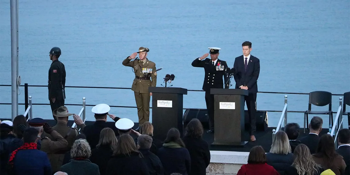 Çanakkale kara savaşları'nın 109'uncu yıl dönümünde yeni zelanda ve avustralya kolordusu anzakların anısına 'şafak ayini anma töreni', tarihi gelibolu yarımadası'ndaki arıburnu önünde bulunan anzak koyu'nda düzenlendi.