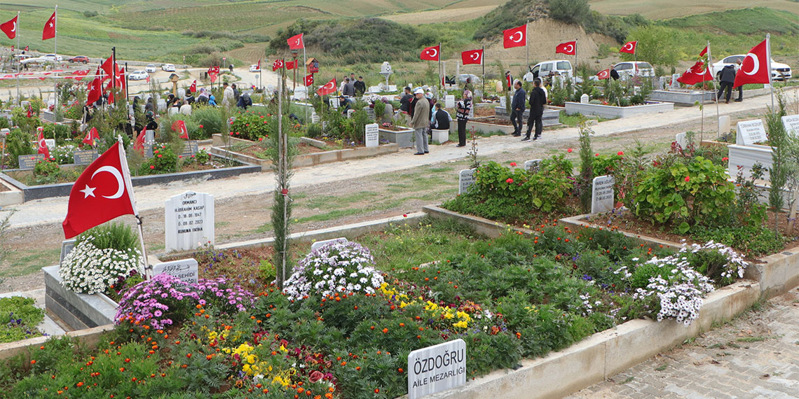 Adana’da arife gününde Deprem Şehitliği'ni ziyaret eden vatandaşlar, yakınlarının mezarları başında dua edip, gözyaşı döktü. Kabirlere koyulan oyuncaklar, kıyafetler ve notlar yürek burktu.