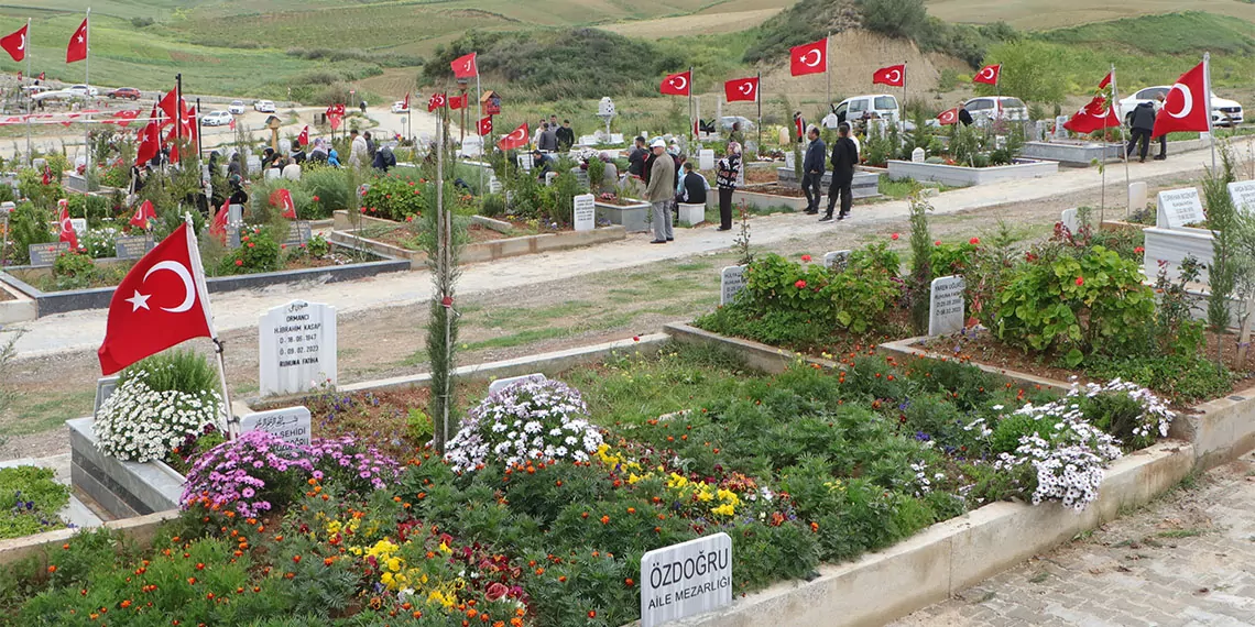 Adana’da arife gününde deprem şehitliği'ni ziyaret eden vatandaşlar, yakınlarının mezarları başında dua edip, gözyaşı döktü. Kabirlere koyulan oyuncaklar, kıyafetler ve notlar yürek burktu.