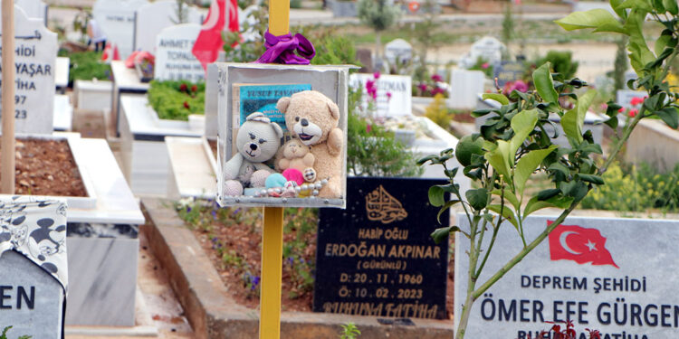 Arife gününde Deprem Şehitliği'nde acı ve gözyaşı