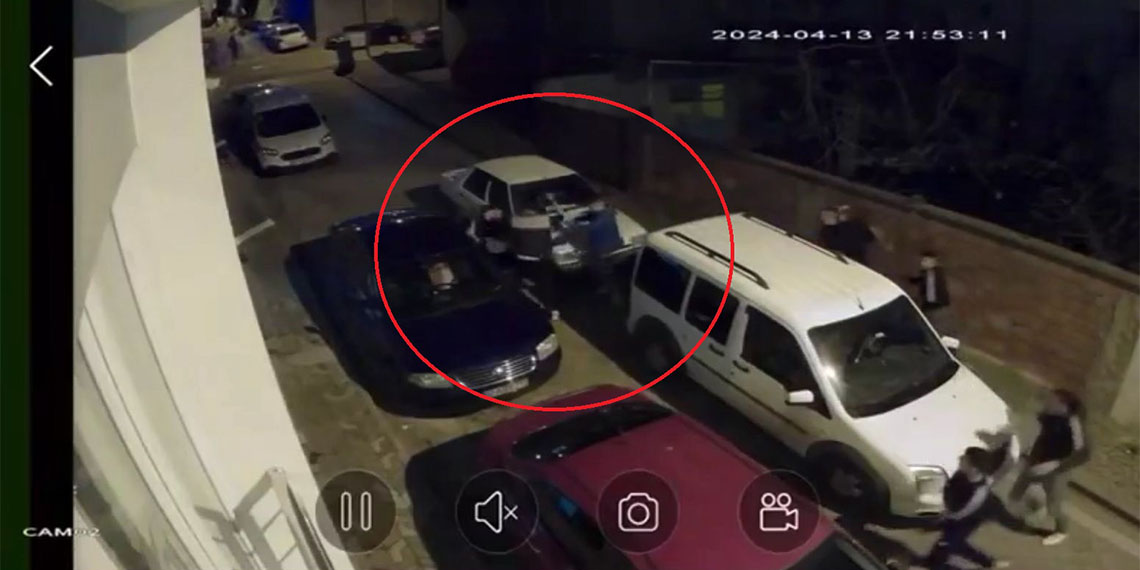 Samsun’un Canik ilçesinde asker eğlencesinde tartıştılar, sokak ortasında bıçakladılar; o anlar kameraya yansıdı.