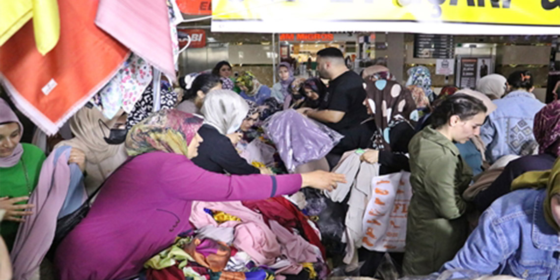 Diyarbakır’da bir firmanın bayram nedeniyle düzenlediği festivale özel, alışverişe ilk gelen bin kişiye 200 liralık hediye çeki vereceğini sosyal medya üzerinden duyurması üzerine, AVM’de yoğunluk oluştu.