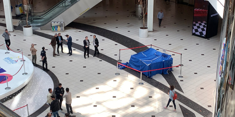 AVM'nin 6' katından atlayan kişi hayatını kaybett