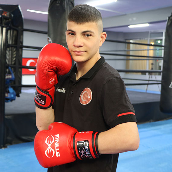 Samsunlu muaythai sporcusu Yiğit Keskin (13) geçen yıl elde ettiği Avrupa şampiyonluğunun yanına, dünya şampiyonluğunu da eklemek için çalışmalarını sürdürüyor. Yiğit Keskin, "Hedefim dünya şampiyonu olmak" dedi.