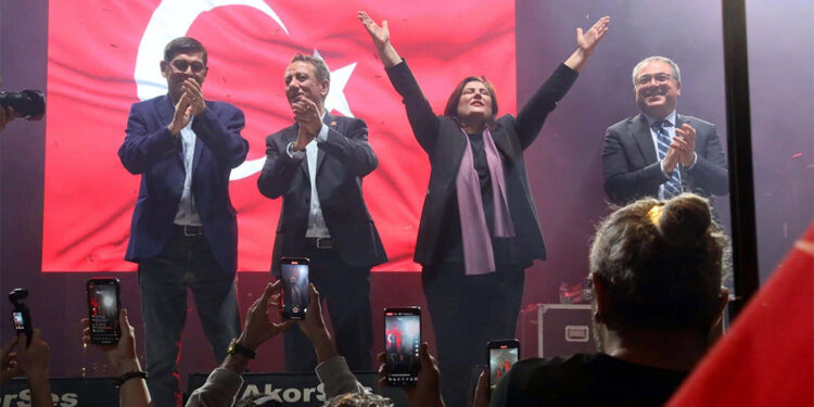 Aydın'da Özlem Çerçioğlu yeniden başkan seçildi