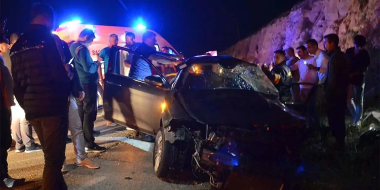 Didim'de yolcu otobüsü otomobile çarptı; 4 ölü