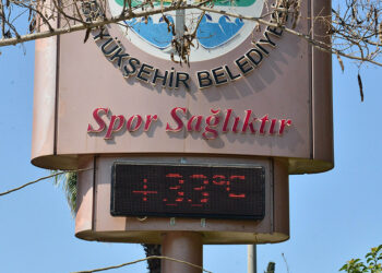 Adana 33 dereceyi gördü; parklar doldu