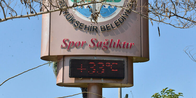 Adana 33 dereceyi gördü; parklar doldu