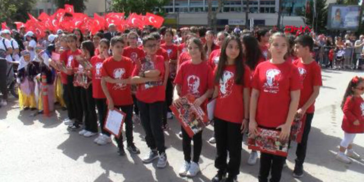 Adana'da 23 Nisan coşkuyla kutlandı