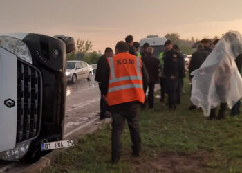 Adana'da minibüs devrildi: 5 yaralı