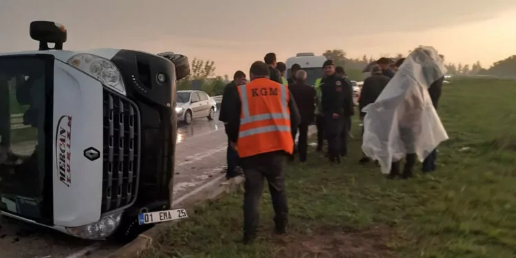 Adana'da minibüs devrildi: 5 yaralı