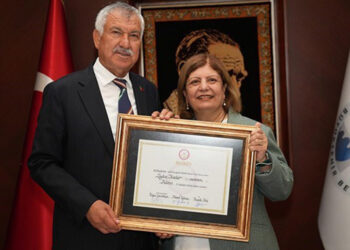 Adana’da yeniden seçilen Zeydan Karalar mazbatasını aldı