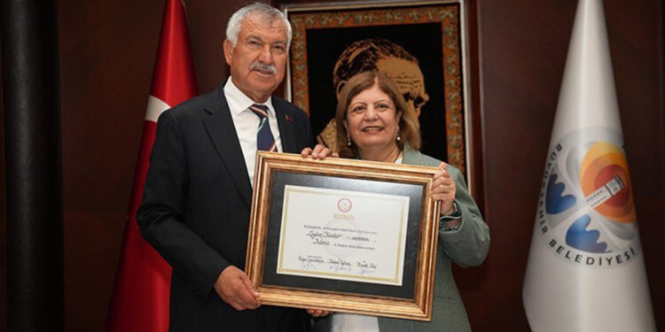 Adana’da yeniden seçilen Zeydan Karalar mazbatasını aldı