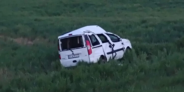 Adıyaman'da hafif ticari araç şarampole devrildi: 1 ölü, 8 yaralı