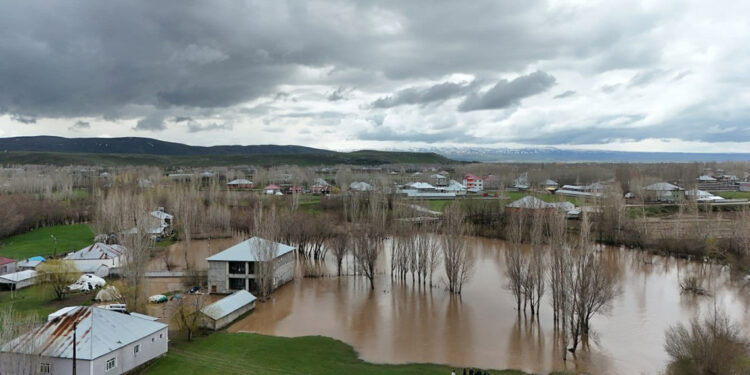 Ağrı'da dere taştı; çok sayıda ev su altında kaldı