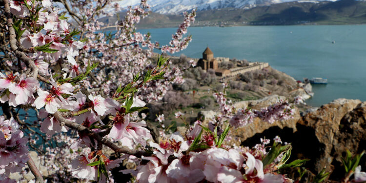 Akdamar Adası'nda bayram tatili yoğunluğu