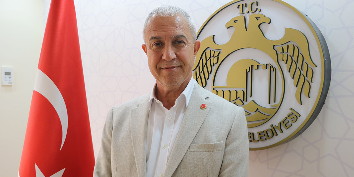 Alanya'da CHP'li belediye ile MHP arasında afişli borç atışması