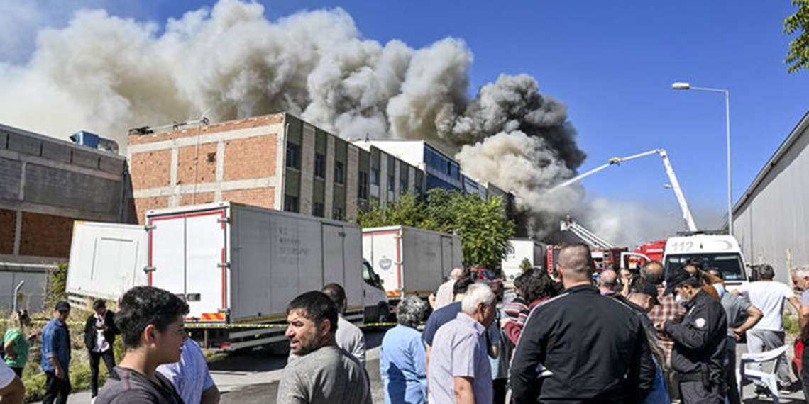 Ankara'nın Yenimahalle ilçesinde Hurdacılar Sanayi Sitesi'nde yangın çıktı. Gökyüzünü kaplayan ve kentin büyük bölümünden görünen dumanlar korkuya yol açtı.