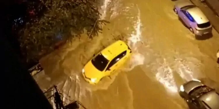 Ankara'da yağmur sonrası yollar göle döndü