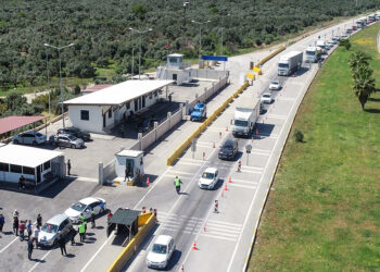 Antalya girişinde kilometrelerce araç kuyruğu