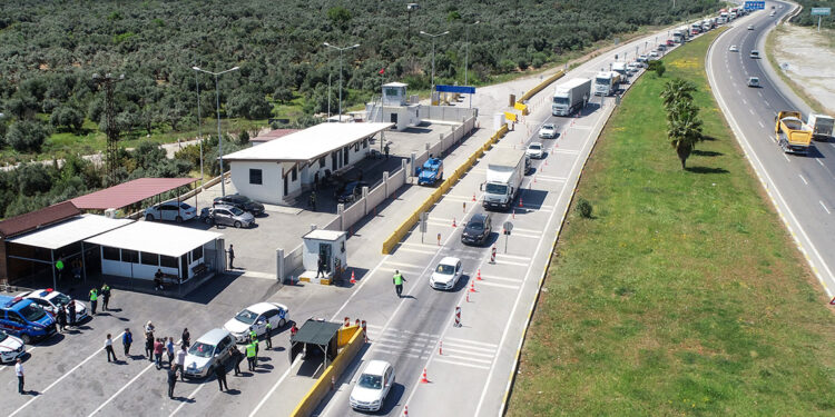 Antalya girişinde kilometrelerce araç kuyruğu