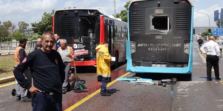 Antalya'da 7 aracın karıştığı kazada 8 kişi yaralandı