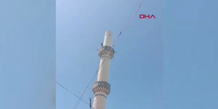 Antalya'da fırtına; Seralar zarar gördü, minare külahı koptu