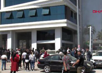 Antalya'da otomobil tamir bakım servisinde yangın