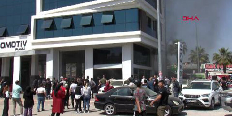 Antalya'da otomobil tamir bakım servisinde yangın