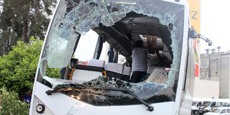 Antalya'da servis midibüsü devrildi; 19 yaralı