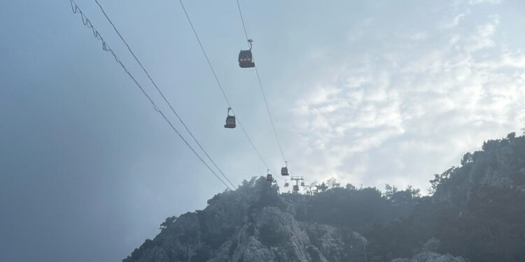 Antalya'da teleferik kabini düştü; yaralılar var